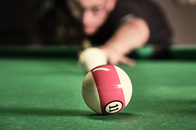 打臺球為什么下巴貼不了球桿